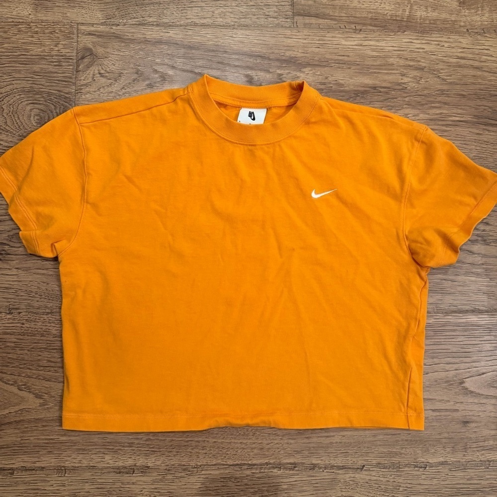 nike - solo swoosh essential tee orange small EUC